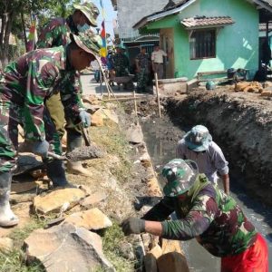 Bergelut Dengan Lumpur “Menu Harian” Bagi Satgas TMMD Kalikondang