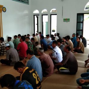 Beribadah Sambil Menjalin Silaturahmi Dengan Warga Sasaran TMMD