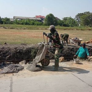 Teriknya Matahari Tak Menyurutkan Satgas TMMD Kejar Target