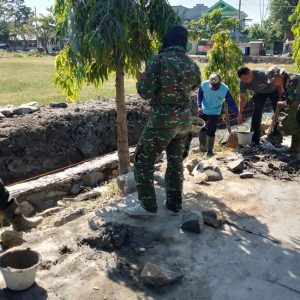 Tak Kenal Libur Demi Sukses “TMMD Kalikondang”
