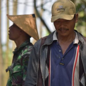 Kekaguman Warga Kalikondang Lihat Cara Berbaur Satgas TMMD