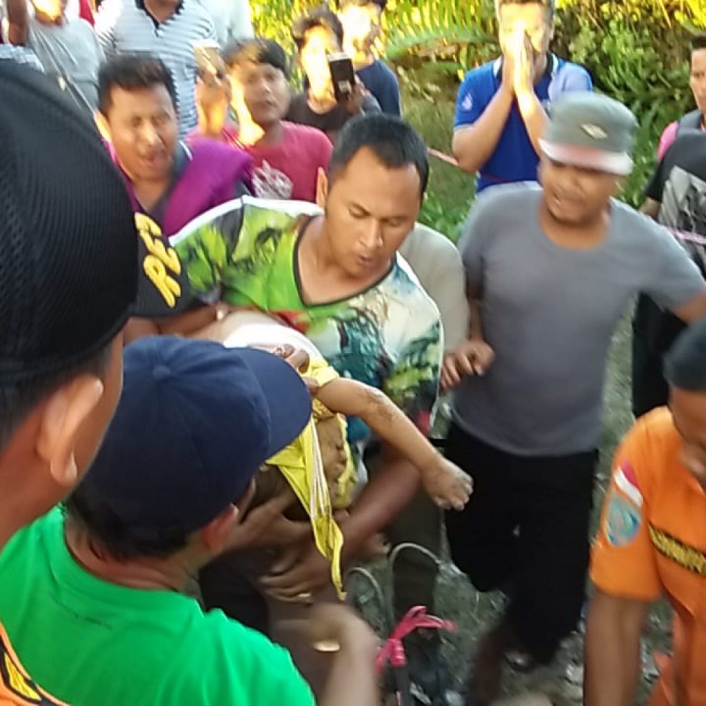 Basarnas Palembang Evakuasi Bocah 3 Tahun Jatuh ke Dalam Paku Bumi 