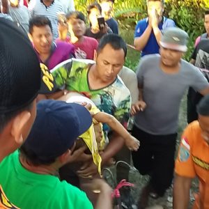 Basarnas Palembang Evakuasi Bocah 3 Tahun Jatuh ke Dalam Paku Bumi 