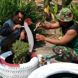 Bagikan Ilmu Daur Ulang Barang Bekas di Lokasi TMMD