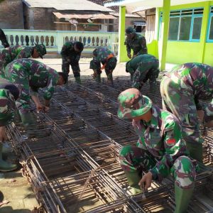 Belajar Ilmu Merakit Besi di Lokasi TMMD