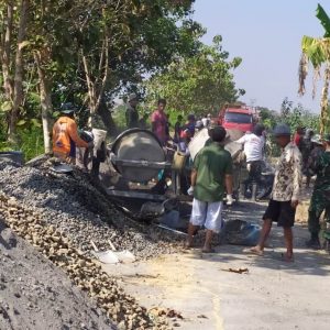 Terus “Digenjot” Pembetonan Jalan TMMD