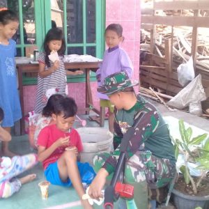 Rela “Momong” Anak Warga Desa Sasaran