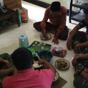 Guyub Rukun TNI Dan Warga Saat Menikmati Makanan Khas Ndeso