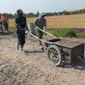 Dorongan Gerobak Tua Pratu Aris Hantarkan Kemakmuran Warga Sasaran TMMD