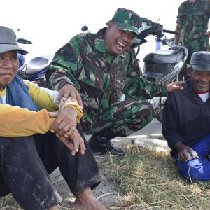 Warga dan Tentara Semakin Kompak di Lokasi TMMD