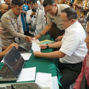 Teladani Warga Bayar PBB, Dodi Reza Awali Bayar Pajak Rumdin