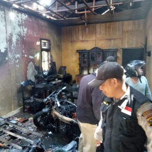 Diduga Konselting Listrik, Satu Rumah dan Tiga Sepeda Motor Hangus Terbakar