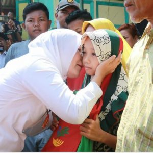 Fitrianti Siapkan Baju Sekolah Untuk Anak-Anak Korban Kebakaran 