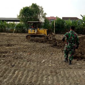 Datangkan Bego Untuk Permak Lokasi Upacara Pembukaan TMMD Kodim Demak