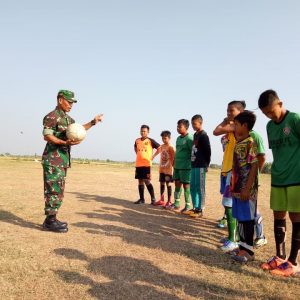 Satgas TMMD “Beri motifasi ” Anak Atlit sepak bola