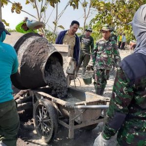 Perangkat Desa Juga Ikut Ngecor “Jalan TMMD”