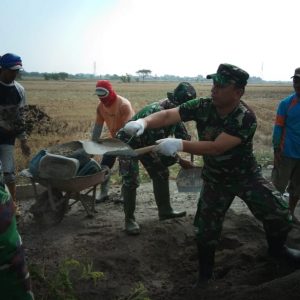 Terus Bergulat Dengan Teriknya Matahari di “TMMD Kalikondang”