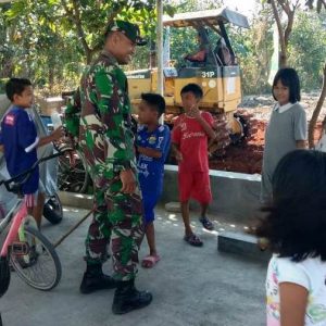 Anak-Anakpun Semakin “lekat” Dengan TNI Satgas TMMD