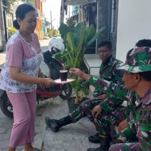 Seneng Bisa Menyediakan Kopi Panas Untuk Pak Tentara