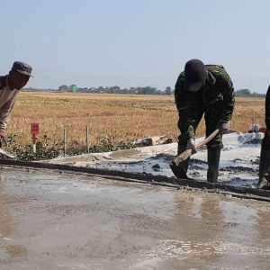 Loyalitas Mbah Kasri di Pengecoran Jalan TMMD