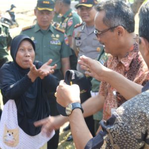 Rombongan Asisten Administrasi Pemprov Juga Tinjau Pembangunan Jalan TMMD