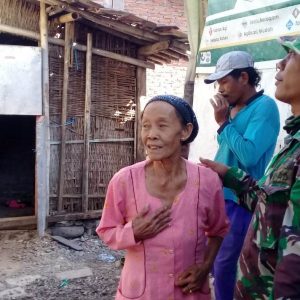 Menangis Saat Rumahnya “Dibongkar” Tentara