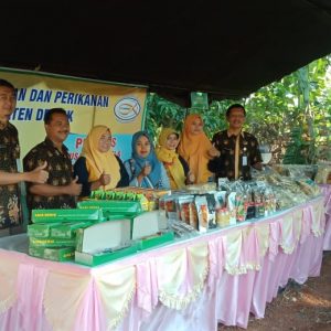 Warga Desa Kalikondang serbu Stand Dinas Kelautan dan Perikanan Kab.Demak di Bazar TMMD Ke 105