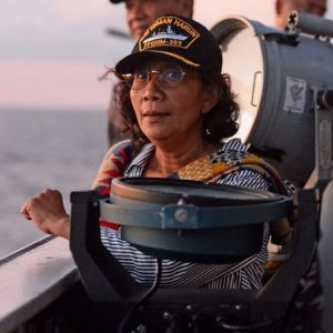 Susi Pudjiastuti Panjat Kapal Buruan Interpol