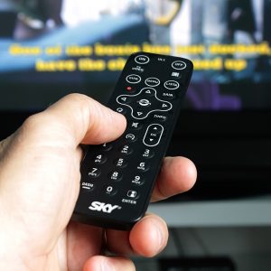 Remote TV Macet Bisa Fungsi Lagi Hanya Digoyang atau Ditepuk, Ini Penjelasannya