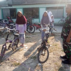 Semarakan TMMD, Tentara Gelar Lomba Bersepeda Lambat