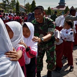 Hilangkan Kejenuhan Satgas TMMD Ajak Bermain Murid-Murid SD