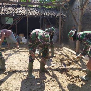 Dengan Alat Manual, TNI Satgas TMMD Rampungkan Rehab RTLH
