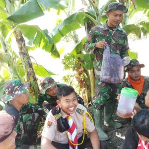 Anggota Pramuka SMAN 3 Demak Melibatkan Diri di TMMD Kalikondang