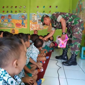 Satgas TMMD Kodim Demak juga bantu ngajar di Taman Kanak-kanak