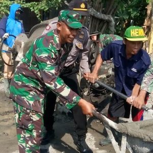 Serunya Danramil dan Kapolsek Ikut Bekerja di Lokasi TMMD