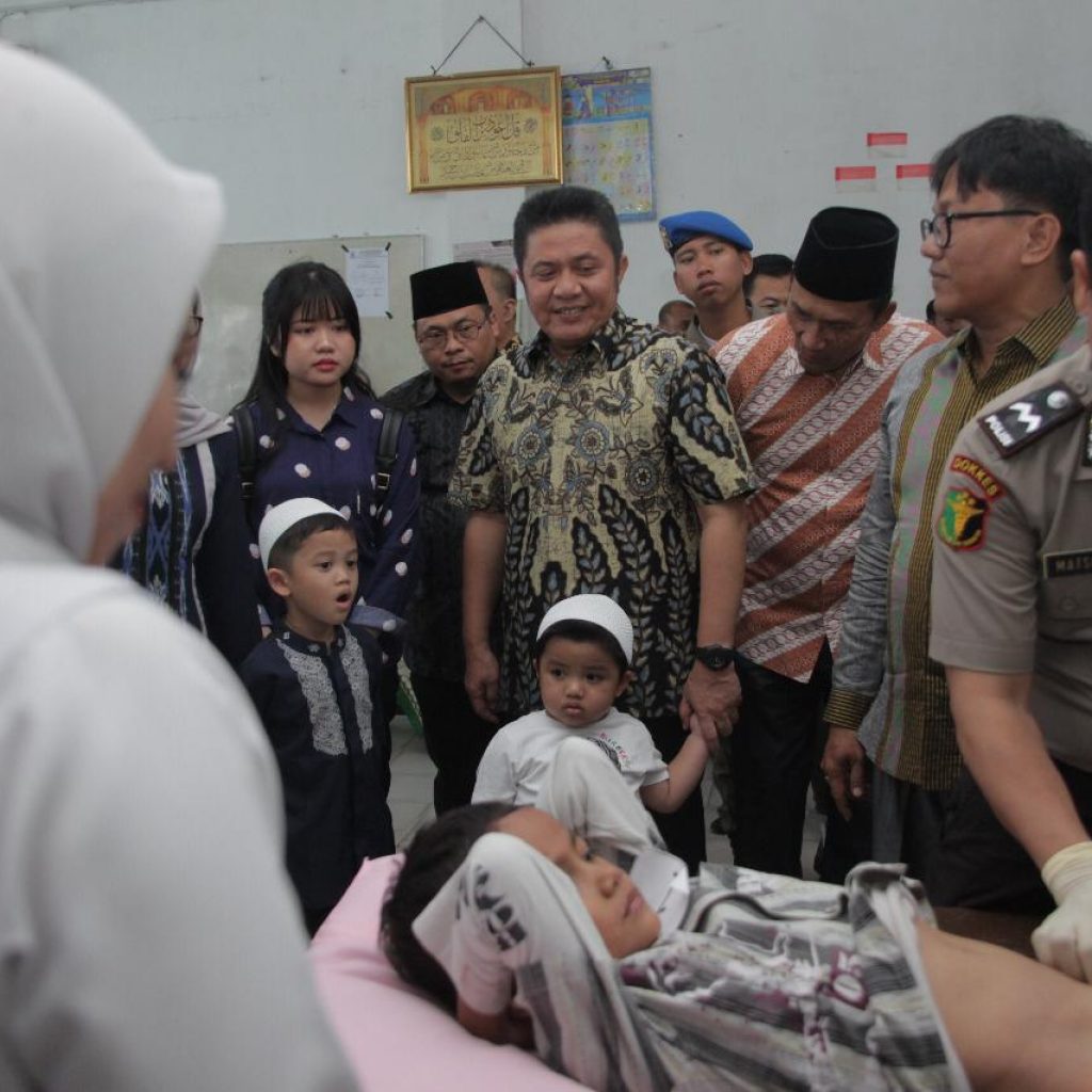 Ajarkan Kepedulian Sejak Dini, Herman Deru Boyong Dua Cucu Saksikan Sunatan Masal