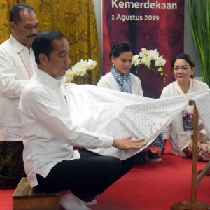 Bersama Sang Istri, Presiden Jokowi Awali Gores Batik Kemerdekaan Sepanjang 74 M