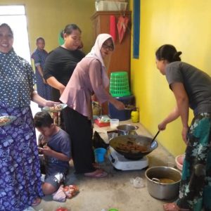 Dandim Apresiasi Srikandi-Srikandi Kalikondang Yang Ambil Peran di TMMD