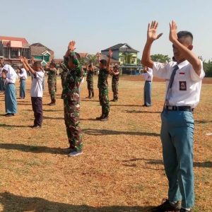 Jalin Silahturahmi Dengan Pelajar, Satgas TMMD gelar Senam Bersama