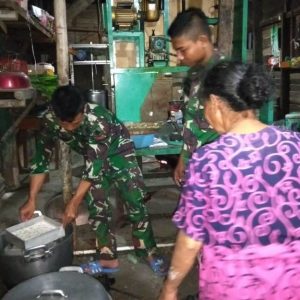 Prajurit Juga Ikut Bantu Masak Warga