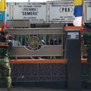 Jelang HUT RI, Satgas TMMD Ajak Warga Pasang Bendera dan Umbul-umbul