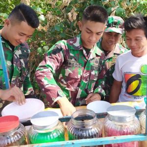 Penjual Es Yang Berharap TMMD Tidak Segera Berakhir