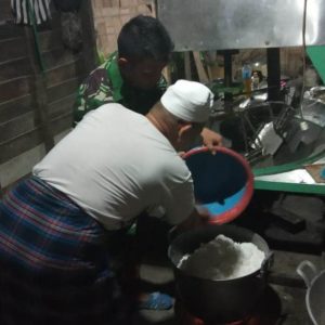 Bantu Masak Orang Tua Asuh, Tugas Wajib para Anggota Satgas TMMD