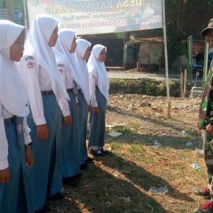 Para Siswi SMA Yang Juga Dekat Dengan Satgas TMMD