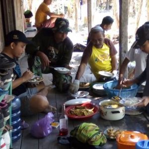 Makan Siang Sarana Efektif Untuk Menjalin Keakraban TNI dan Warga