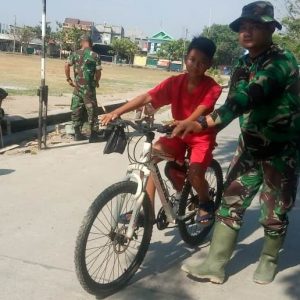 Keakraban Bocah Dengan TNI Yang Bakal Menjadi Kenangan