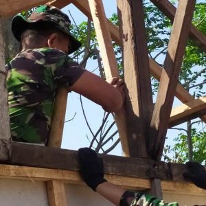 Rangkaian Kayu Dari TNI, Menghantarkan Rumah Layak Huni Sejumlah Warga