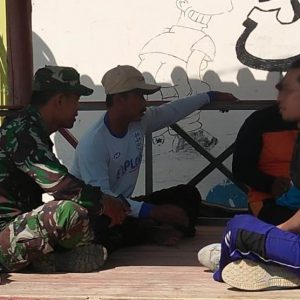 Sambangi Pos Ronda, TNI Dorong Warga Tingkatkan Ronda Malam