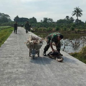 Jelang Penutupan, TNI dan Warga Bersihkan Jalan TMMD
