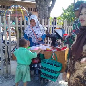 Senyum Bahagia Pedagang Jajanan Keliling Atas Jalan TMMD